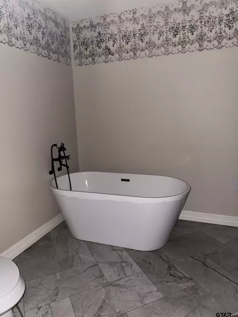 Bath - 201 Piney Loop, Marshall, TX 75670 photo 1 of 4