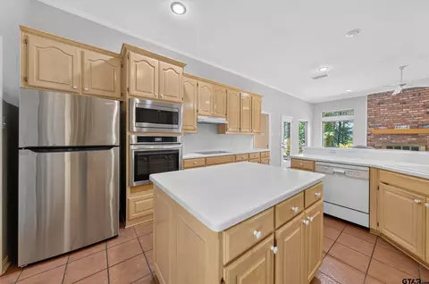 Kitchen - 15744 Timberhill Dr, Flint, TX 75762 photo 3 of 4