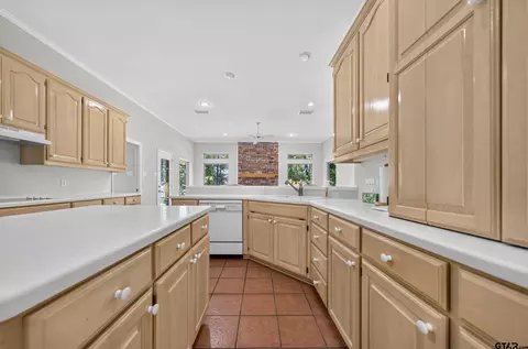 Kitchen - 15744 Timberhill Dr, Flint, TX 75762 photo 4 of 4