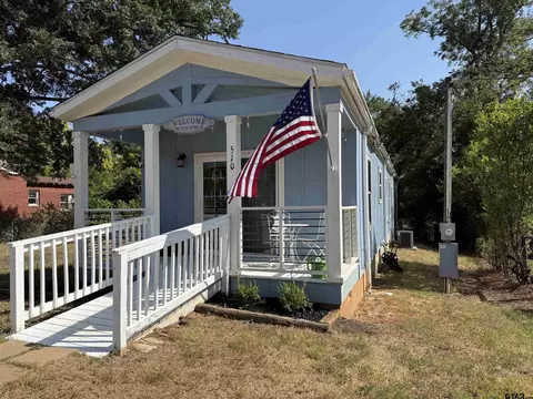 510 E Henderson St, Overton, TX 75684