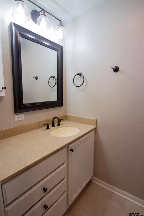 Bath - 116 Fairview Dr, Longview, TX 75604 photo 5 of 6