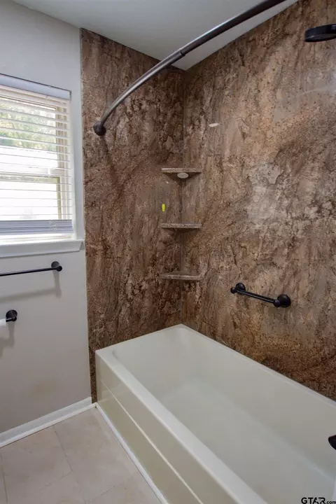 Bath - 116 Fairview Dr, Longview, TX 75604 photo 2 of 6