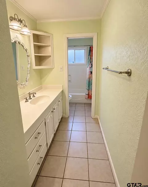Bath - 1006 Spring St, Longview, TX 75604 photo 1 of 3