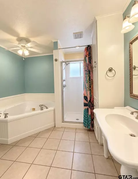 Bath - 1006 Spring St, Longview, TX 75604 photo 2 of 3