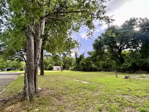 221 Gay Ave, Gladewater, TX 75647
