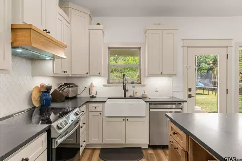 Kitchen - 211 E Nevada St, Van, TX 75790 photo 3 of 5