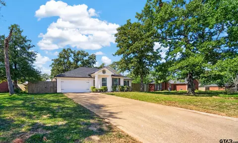414 Molly Ln, Lindale, TX 75771