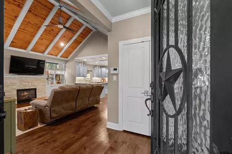 Entry Way - 421 Shadowood Dr, Marshall, TX 75672 photo 2 of 2