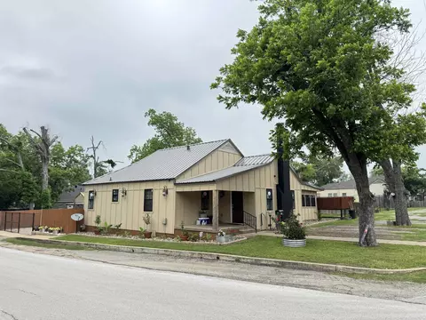 216 Rogers St, Henderson, TX 75654