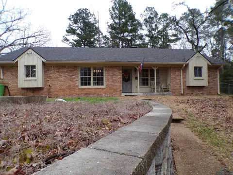 1006 E Lake Dr, Gladewater, TX 75647