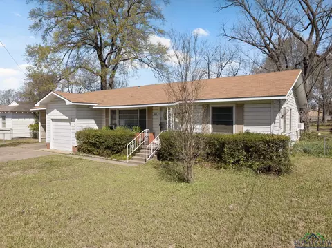 609 E Main St, Omaha, TX 75571