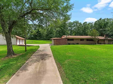 1320 Pinehill Dr, Jefferson, TX 75657