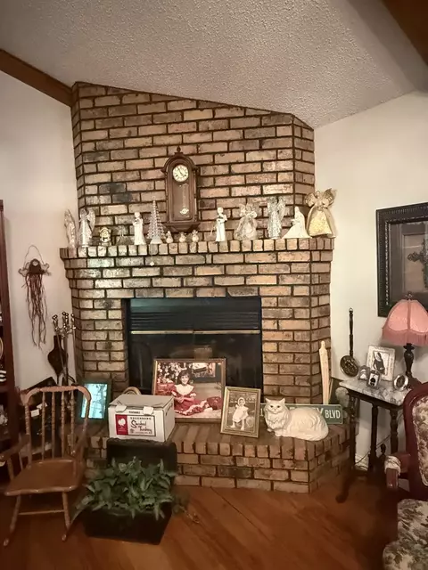 Living - 572 E Mountain Rd, Longview, TX 75604 photo 2 of 6