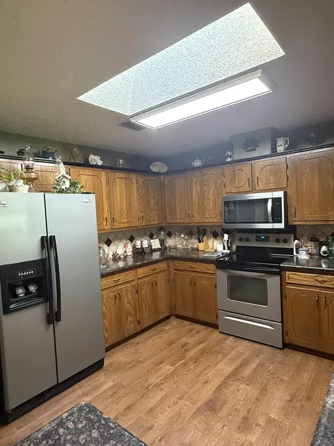 Kitchen - 572 E Mountain Rd, Longview, TX 75604 photo 7 of 11