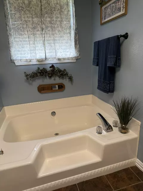 Bath - 572 E Mountain Rd, Longview, TX 75604 photo 3 of 5