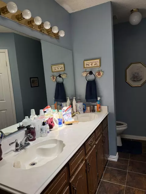 Bath - 572 E Mountain Rd, Longview, TX 75604 photo 2 of 5