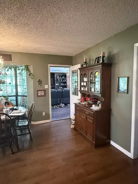 Dining - 572 E Mountain Rd, Longview, TX 75604 photo 3 of 3