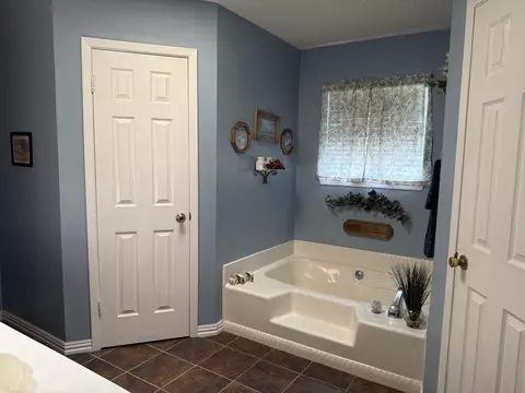 Bath - 572 E Mountain Rd, Longview, TX 75604 photo 1 of 5