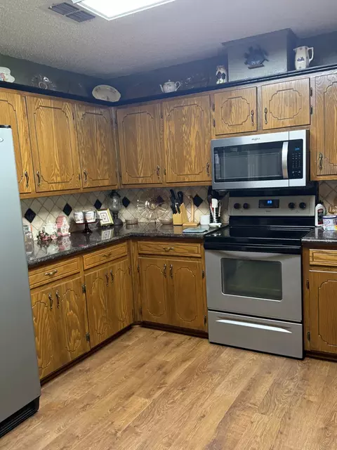 Kitchen - 572 E Mountain Rd, Longview, TX 75604 photo 6 of 11