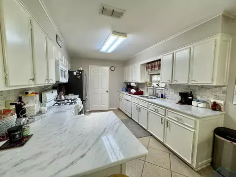 210 E Twilight Dr, Longview, TX 75604 photo 9