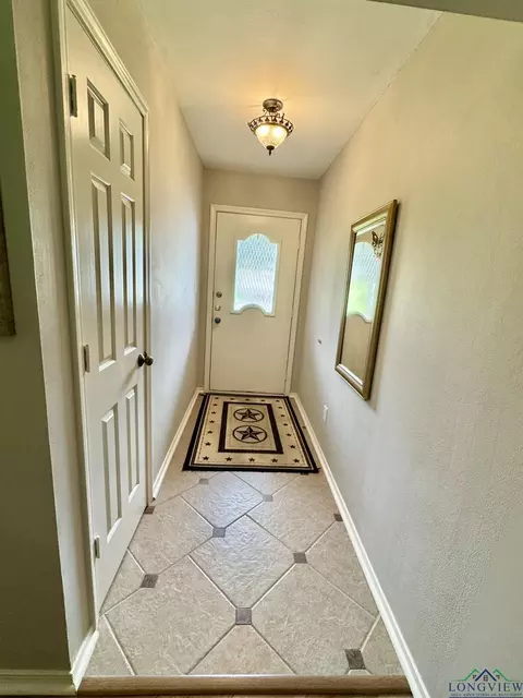 210 E Twilight Dr, Longview, TX 75604 photo 3