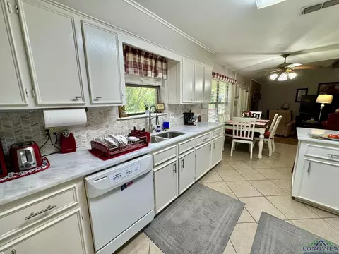 210 E Twilight Dr, Longview, TX 75604 photo 11