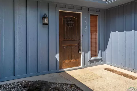 1004 Akin Dr, Longview, TX 75605 photo 2