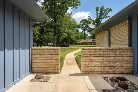 1004 Akin Dr, Longview, TX 75605 photo 3