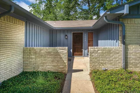1004 Akin Dr, Longview, TX 75605 photo 1