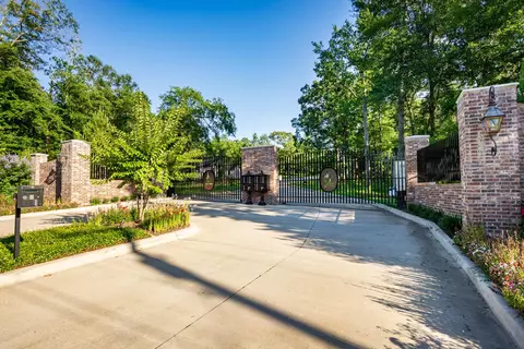 207 Longleaf Dr, Longview, TX 75602 photo 2