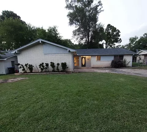 203 Erskine Dr, Longview, TX 75601