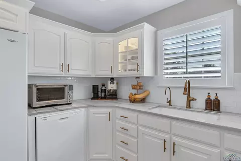 Kitchen - 1809 Chisolm Trl, Longview, TX 75605 photo 4 of 4