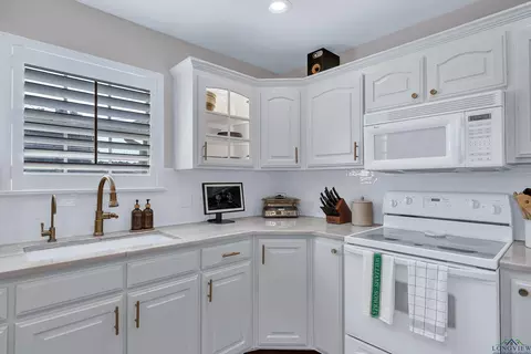 Kitchen - 1809 Chisolm Trl, Longview, TX 75605 photo 3 of 4