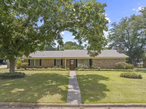 909 Elizabeth St, Gilmer, TX 75644