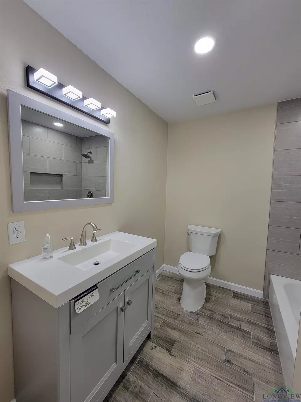 Bath - 1320 Cr 3110, De Kalb, TX 75559 photo 2 of 4