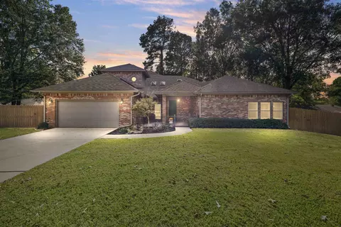 800 Trenton Ct, Longview, TX 75601