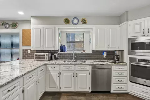 Kitchen - 38 Stonegate, Longview, TX 75601 photo 2 of 4