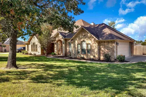 265 Towering Oaks Ln, Longview, TX 75602