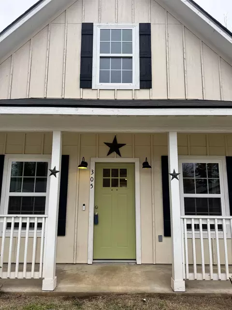 305 Maple Ave, Gladewater, TX 75647