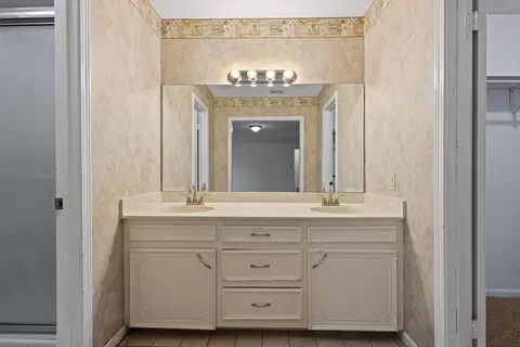 Bath - 1104 Apache Ct, Longview, TX 75604 photo 1 of 5