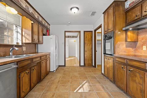 Kitchen - 1104 Apache Ct, Longview, TX 75604 photo 4 of 5