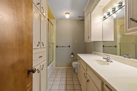 Bath - 1104 Apache Ct, Longview, TX 75604 photo 4 of 5