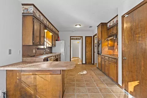 Kitchen - 1104 Apache Ct, Longview, TX 75604 photo 5 of 5