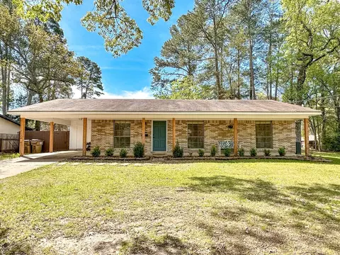 306 River Oaks Dr, Jefferson, TX 75657