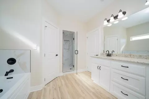 Bath - 628 Borders Rd, Longview, TX 75603 photo 3 of 3