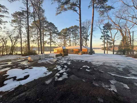 230 N Shore Cir, Lone Star, TX 75668