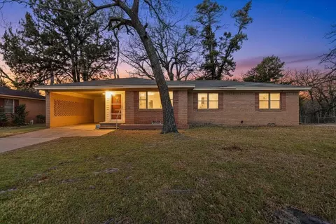 201 Woodbine Dr, Palestine, TX 75803