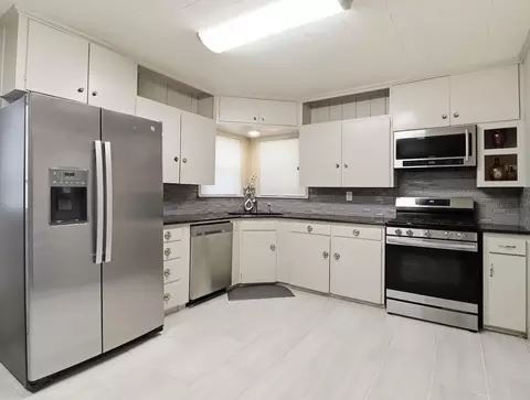 Kitchen - 2 Covington Dr, Longview, TX 75602 photo 2 of 4