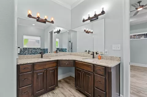 Bath - 281 S Tracy Dr, Longview, TX 75603 photo 2 of 5
