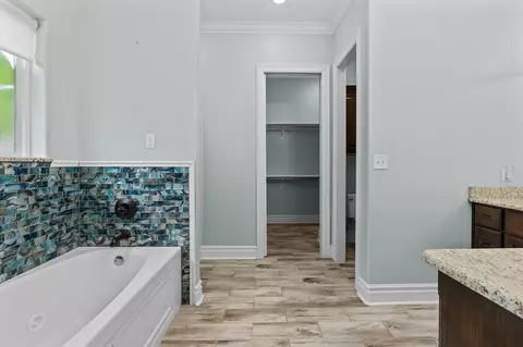 Bath - 281 S Tracy Dr, Longview, TX 75603 photo 1 of 5